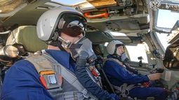 En esta foto tomada de un video publicado por el Servicio de Prensa del Kremlin, el presidente ruso Vladímir Putin, al fondo, aparece en el asiento del copiloto de un bombardero estratégico Tu-160M durante un vuelo en Rusia, el jueves 22 de febrero de 2024. (Servicio de Prensa del Kremlin vía AP)