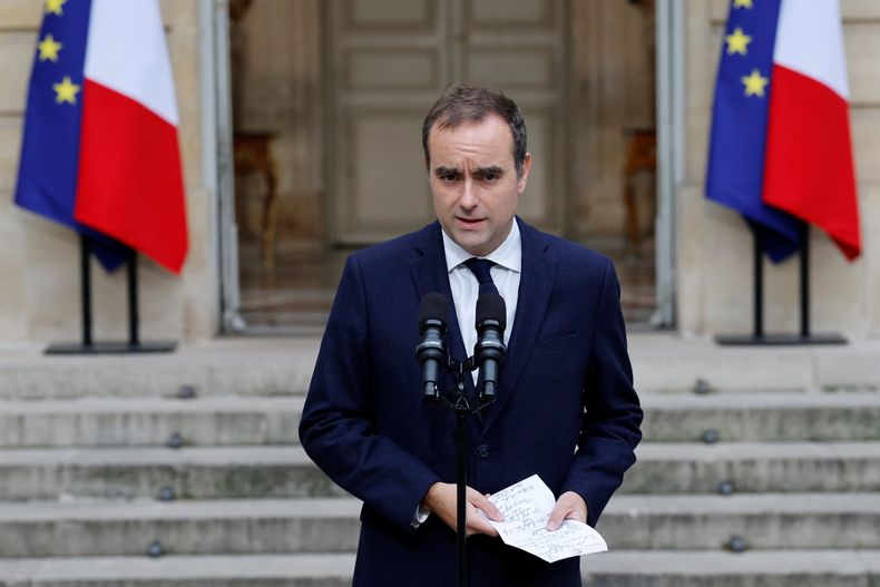 El primer ministro saliente de Francia, Sebastien Lecornu, hace una comparecencia en el Hotel Matignon, la residencia del primer ministro, el miércoles 8 de octubre de 2025. (Stephanie Lecocq, Pool via AP)