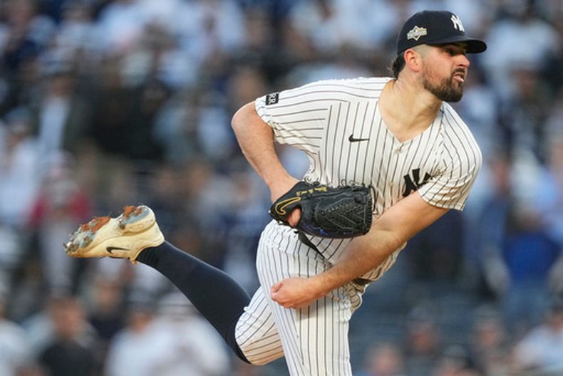 ARCHIVO - El lanzador de los Yankees de Nueva York, Carlos Rodón, lanza contra los Medias Rojas de Boston durante la primera entrada del segundo juego de una serie de comodines de la Liga Americana de béisbol, el 1 de octubre de 2025, en Nueva York. (AP Foto/Yuki Iwamura, archivo)