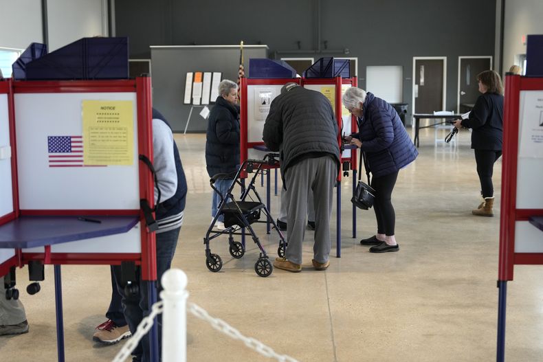 Electores votan en los comicios para la Corte Suprema estatal, el martes 1 de abril de 2025, en Milwaukee. (AP Foto/Kayla Wolf)