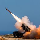 ARCHIVO - En esta imagen, publicada por el Departamento de Defensa de Estados Unidos, soldados alemanes asignados al Ala 1 de Defensa Aérea y de Misiles de Superficie disparan el sistema de armas Patriot en la Instalación de Disparo de Misiles de la OTAN en Chania, Grecia, el 8 de noviembre de 2017. (Sebastian Apel/Departamento de Defensa de Estados Unidos, vía AP, Archivo)
