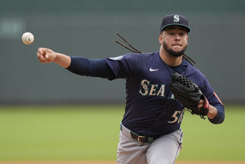 El lanzador abridor de los Marineros de Seattle, el dominicano Luis Castillo, lanza durante la primera entrada de un juego de béisbol contra los Reales de Kansas City, el jueves 18 de septiembre de 2025, en Kansas City, Misuri. (AP Photo/Charlie Riedel)