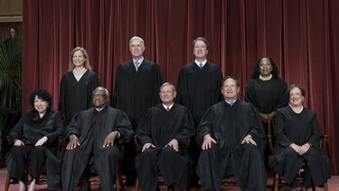 ARCHIVO - Jueces de la Corte Suprema posan para la foto tras la incorporación de la jueza Ketanji Brown Jackson, en la sede de la corte, Washington, 7 de octubre de 2022. Sentados, izquierda a derecha: jueces Sonia Sotomayor, Clarence Thomas, presidente de la corte John Roberts, Samuel Alito y Elena Kagan. De pie, izquierda a derecha, jueces Amy Coney Barrett, Neil Gorsuch, Brett Kavanaugh y Ketanji Brown Jackson. El asunto medular en debate en la corte el 25 de abril de 2024 es si un expresidente goza de inmunidad por medidas tomadas cuando estaba en funciones, y en ese caso, hasta dónde se extiende la inmunidad. (AP Foto/J. Scott Applewhite)