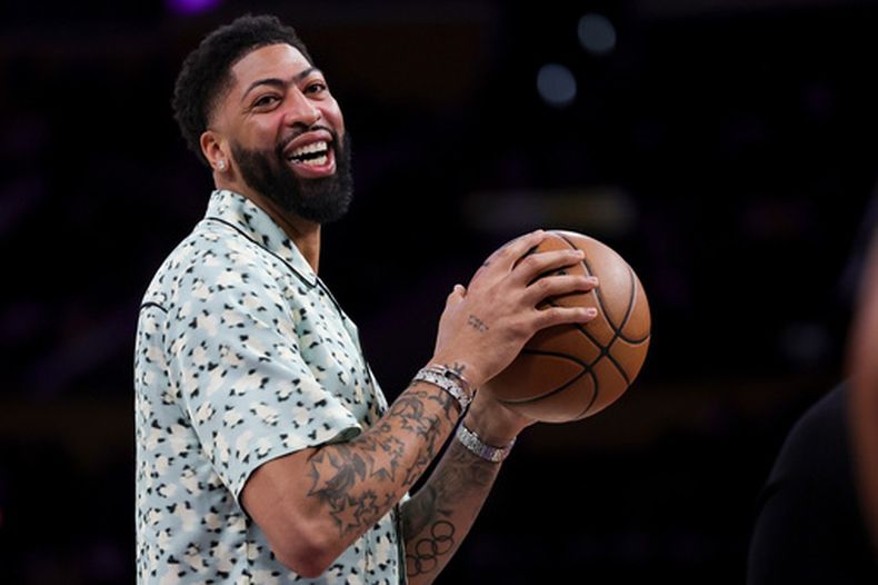 El pívot de los Wizards de Washington Anthony Davis camina en la cancha en un tiempo muerto en el encuentro ante los Lakers de Los Ángeles el lunes 30 de marzo del 2026. (AP Foto/Ryan Sun)