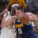 Nuggets remontan y vencen a Pacers