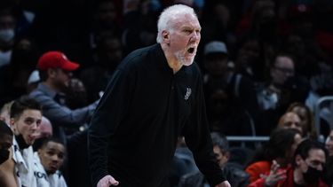 Spurs ganan 117-110 a Lakers; Popovich empata marca