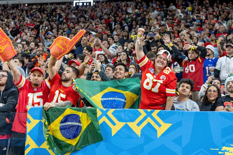 Aficionados de los Chiefs de Kansas City alientan durante el partido contra los Chargers de Los Ángeles, el 5 de septiembre de 2025, en Sao Paulo, Brasil. (AP Foto/Jeff Lewis)