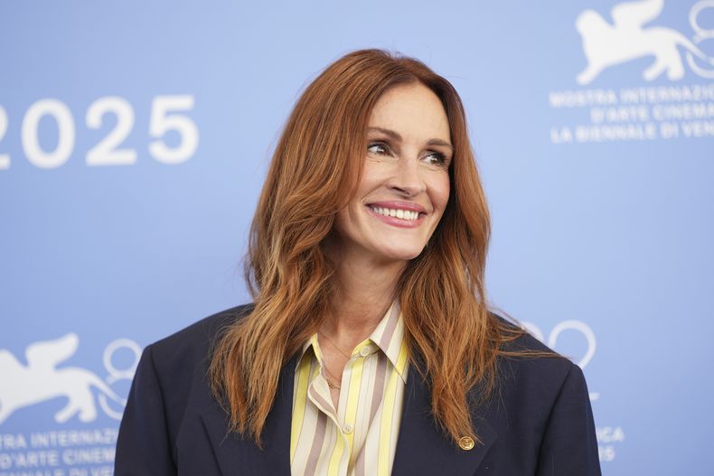 Julia Roberts posa en la sesión fotográfica de la película After the Hunt durante la 82ª edición del Festival de Cine de Venecia en Venecia, Italia, el viernes 29 de agosto de 2025. (Foto Scott A Garfitt/Invision/AP)