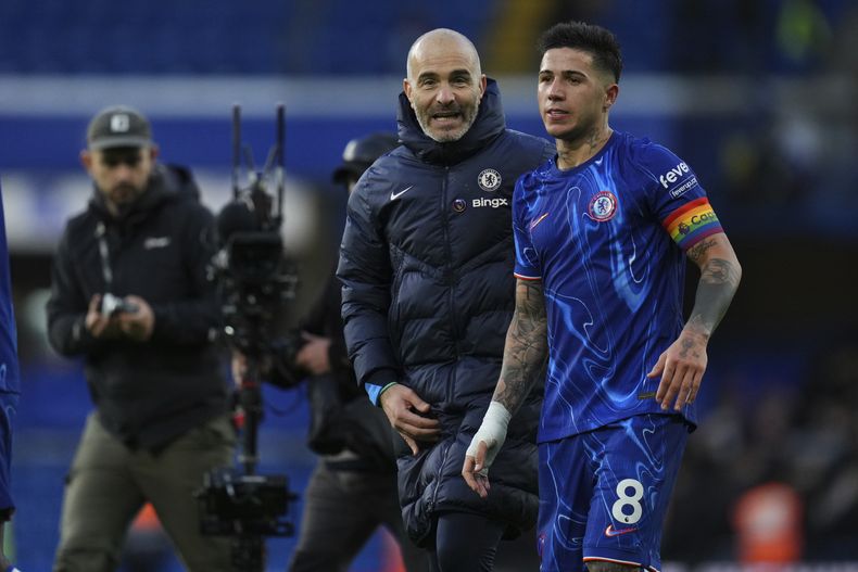 El técnico de Chelsea y el volante Enzo Fernández tras la victoria 3-0 ante Aston Villa en la Liga Premier, el domingo 1 de diciembre de 2024. (AP Foto/Kirsty Wigglesworth)
