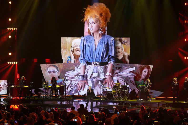 Cyndi Lauper actúa durante la ceremonia de incorporación al Salón de la Fama del Rock and Roll de 2025 el sábado 8 de noviembre de 2025 en L.A. Live en Los Ángeles. (Foto AP/Chris Pizzello)