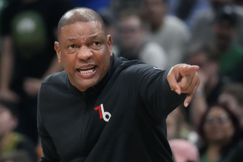 ARCHIVO - El entrenador de los 76ers de Filadelfia Doc Rivers da instrucciones durante el partido de los playoffs contra los Celtics de Boston, el martes 9 de mayo de 2023. Rivers estaría a punto de finalizar un acuerdo para convertirse en el nuevo entrenador de los Bucks de Milwaukee. (AP Foto/Charles Krupa)