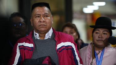 El exjesuita Pedro Lima se detiene para hablar con los periodistas después de aterrizar en el aeropuerto internacional de El Alto en Bolivia, el lunes 22 de mayo de 2023, antes de viajar a La Paz para declarar en la fiscalía por presuntos abusos cometidos por curas. (AP Foto/Juan Karita)