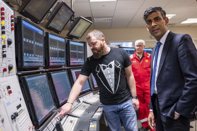 El primer ministro Rishi Sunak visita la planta de gas Shell St Fergus en Peterhead, Gran Bretaña, el lunes 31 de julio de 2023 para el anuncio de nuevas medidas para proteger la seguridad energética a largo plazo del Reino Unido. (Euan Duff/PA vía AP)