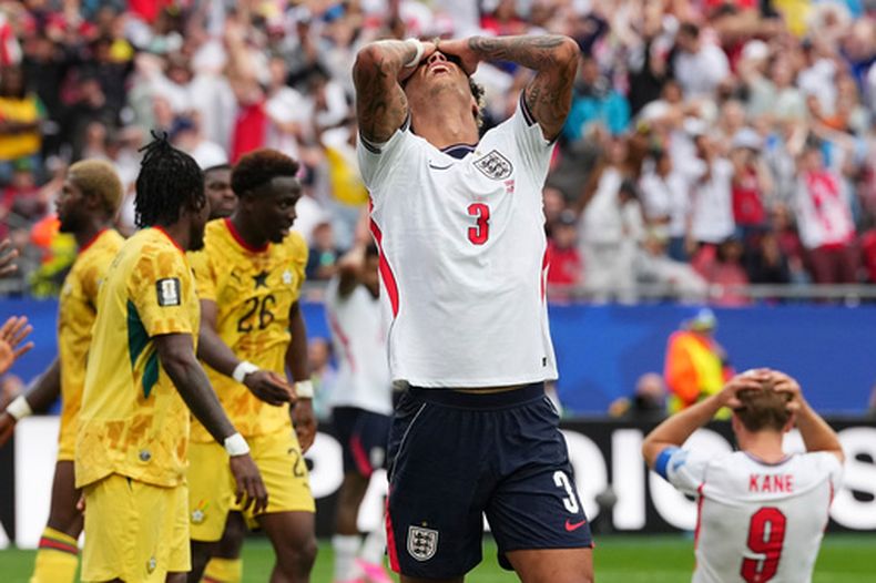 Nico OReilly (3), de la selección de Inglaterra, se lamenta durante el partido del Mundial ante Ghana, el martes 23 de junio de 2026, en Foxborough, Massachusetts (AP Foto/Martin Meissner)