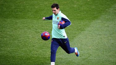 americateve | El atacante argentino del Barcelona Lionel Messi patea una pelota durante su regreso a los entrenamientos con el club tras la lesi&oacute;n que sufri&oacute; hace cerca de dos meses el viernes 3 de enero de 2014. (Foto de AP/Manu Fern&aacute;ndez)