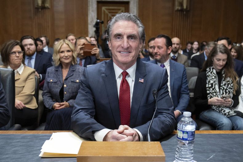 El exgobernador de Dakota del Norte, Doug Burgum, la elección del presidente Donald Trump para dirigir el Departamento del Interior, llega para testificar ante la Comisión de Energía y Recursos Naturales del Senado, en el Capitolio, Washington, el jueves 16 de enero de 2025. (AP Foto/Jose Luis Magana)