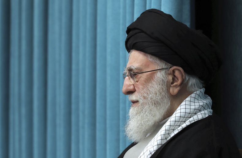 En esta foto difundida por un sitio web oficial de la oficina del líder supremo iraní, el líder supremo ayatolá Alí Jamenei asiste a una ceremonia en la que se reúne con un grupo de funcionarios, en Teherán, Irán, el sábado 8 de marzo de 2025. (Oficina del líder supremo iraní vía AP)