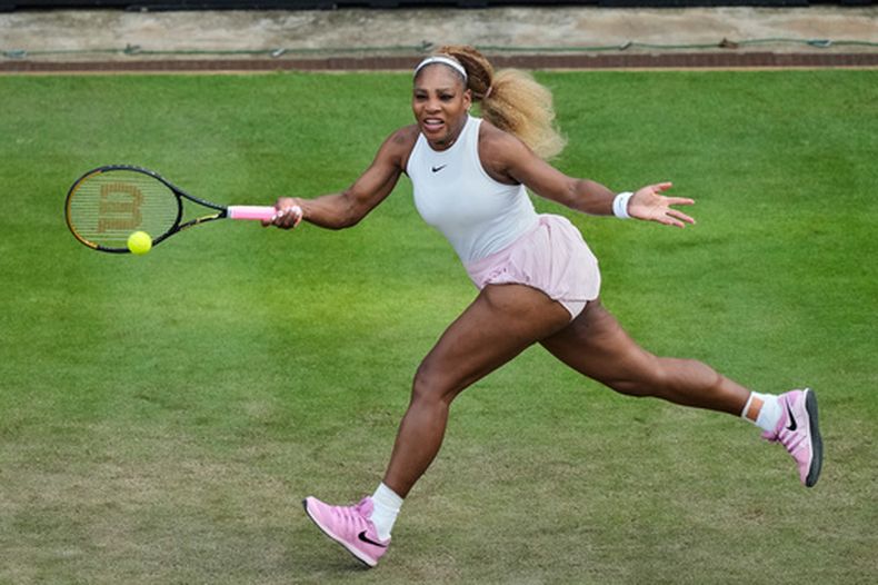 La estadounidense Serena Williams regresa una bola en el torneo de dobles junto con la checa Karolina Muchova ante la neozelandesa Erin Routliffe y la mexicana Giuliana Olmo en el Abierto de Berlín el martes 16 de junio del 2026. (AP Foto/Ebrahim Noroozi)