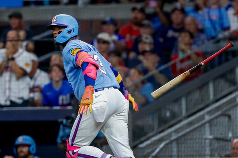 El pelotero de los Bravos de Atlanta, Ronald Acuña Jr. (13), lanza su bate tras conectar un cuadrangular solitario ante los Filis de Filadelfia durante la cuarta entrada de un partido de béisbol, el sábado 12 de septiembre de 2026, en Atlanta. (Foto AP/Erik S. Lesser)