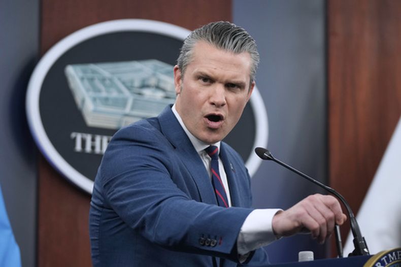 El secretario de Defensa de Estados Unidos Pete Hegseth en el Pentágono en Washington el 2 de marzo del 2026. (AP foto/Mark Schiefelbein)