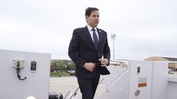 El secretario de Estado de Estados Unidos, Marco Rubio, sube a su avión en la base conjunta Andrews, Maryland, el miércoles 2 de abril de 2025, para viajar a una reunión de la OTAN en Bélgica. (AP Foto/Jacquelyn Martin, Pool)