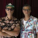 El vocalista Clemente Castillo, izquierda, y el guitarrista Flip Tamez de la banda mexicana Jumbo posan para un retrato durante una entrevista en la Ciudad de México el 5 de septiembre de 2023. (Foto AP/Berenice Bautista)