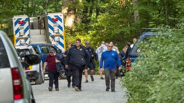 Personal de búsqueda y rescate sale de un puesto de comando en el bosque St. Marys en camino a Blue Ridge Parkway para buscar el lugar en el que chocó una avioneta Cessna Citation sobre terreno montañoso, el domingo 4 de junio de 2023, en Montebello, Virginia. (Randall K. Wolf via AP)