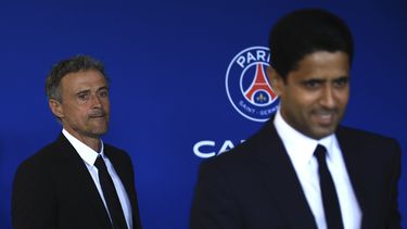 Luis Enrique (izquierda), nuevo técnico del Paris-Saint-Germain, sigue al presidente Nasser Al-Khelaifi durante una rueda de prensa, el miércoles 5 de julio de 2023, en Poissy, Francia. (AP Foto/Aurelie Morissard)