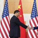 Biden y Xi se estrechan la mano en reunión entre tensiones