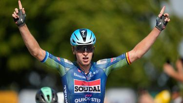 El belga Tim Merlier celebra al cruzar la línea de meta para ganar la octava etapa de la carrera ciclista del Tour de Francia, con inicio en Périgueux y meta en Bergerac, Francia, el sábado 11 de julio de 2026. (Foto AP/Mosaab Elshamy)