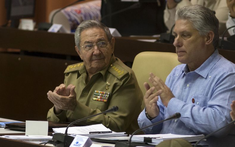 CAR-GEN_CUBA-PARLAMENTO-0.jpg