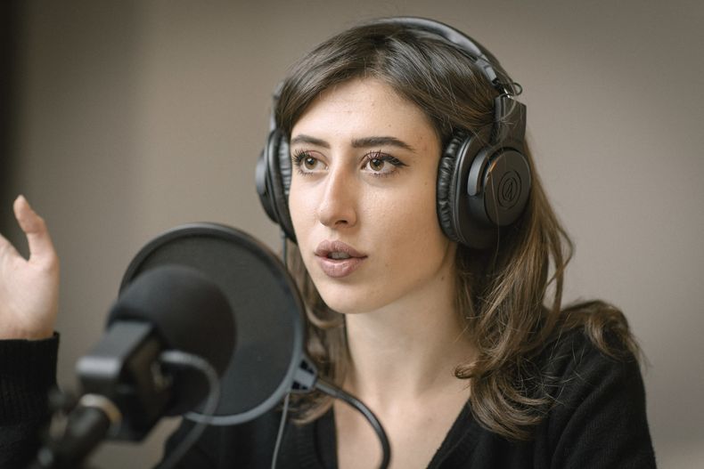 En esta imagen, publicada el viernes 27 de diciembre de 2024 por Chora Media, aparece Cecilia Sala, periodista italiana detenida el 19 de diciembre mientras reportaba en Irán, informó el Ministerio de Relaciones Exteriores italiano. (Chora Media vía Ap )