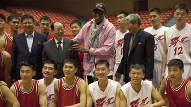 americateve | El ex astro de la NBA Dennis Rodman posa junto con basquetbolistas y funcionarios norcoreanos durante una sesi&oacute;n de pr&aacute;cticas en Pyongyang, el viernes 20 de diciembre del 2013. Rodman seleccion&oacute; a los integrantes del equipo norcoreano