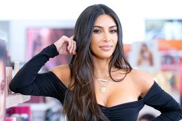 kim kardashian pone a instagram de cabeza con atrevidas fotos