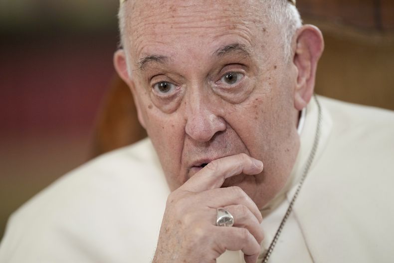 EUR-GEN ENTREVISTA AP-PAPA -LGBTQ