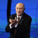 ARCHIVO - El escultor italiano Arnaldo Pomodoro asiste al programa de televisión estatal italiano RAI Che Tempo che Fa, en Milán, Italia, el domingo 18 de diciembre de 2016. (Foto AP/Antonio Calanni)