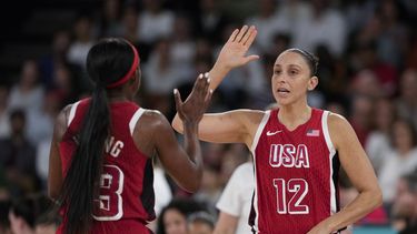 La estadounidense Diana Taurasi (12) celebra con Jackie Young (13) durante el partido contra Nigeria en los cuartos de final del baloncesto femenino de los Juegos Olímpicos de París, el miércoles 7 de agosto de 2024. (AP Foto/Mark J. Terrill)