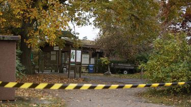 La entrada del Parque de Vida Silvestre Johannesmuehle se ve cerrada tras un ataque de lobo a una niña en Baruth, al norte de Berlín, Alemania, el miércoles 28 de octubre de 2026. (Carsten Koall/dpa via AP)