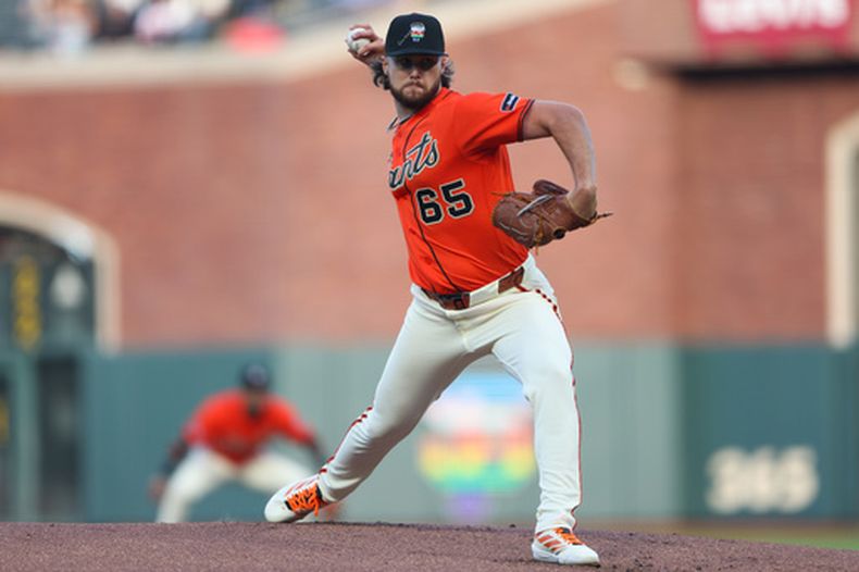 El pitcher de los Gigantes de San Francisco Landen Roupp lanza en la primera entrada ante los Cachorros de Chicago el viernes 12 de junio del 2026. (AP Foto/Scott Marshall)