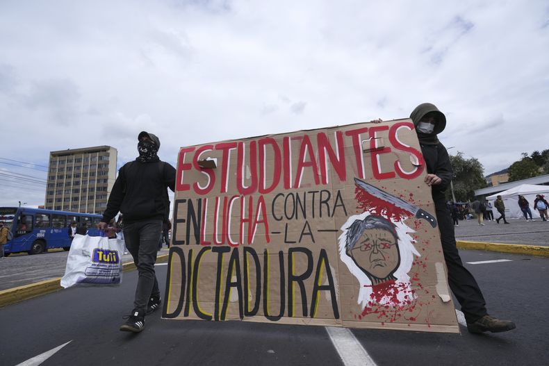 Estudiantes universitarios se manifiestan contra el presidente de Ecuador, Guillermo Lasso, en Quito, Ecuador, el viernes 19 de mayo de 2023. (AP Foto/Dolores Ochoa)