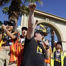 El principal negociador del sindicato de actores SAG-AFTRA Duncan Crabtree-Ireland, izquierda, durante una protesta de actores en huelga frente al estudio de Paramount Pictures el 3 de noviembre de 2023 en Los Angeles. (Foto AP/Chris Pizzello)