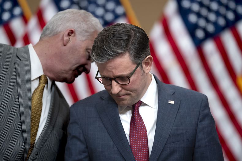El presidente de la Cámara de Representantes, el republicano Mike Johnson, habla con el legislador republicano Tom Emmer, en el Capitolio, en Washington, el miércoles 6 de marzo de 2024. (AP Foto/J. Scott Applewhite)