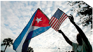 americateve | La encuesta hecha a 1.000 cubano-estadounidenses en el condado de Miami-Dade, Florida, añade peso a los recientes esfuerzos de líderes empresariales y académicos  para que el presidente Obama flexibilice más las restricciones a los viajes y el comercio.