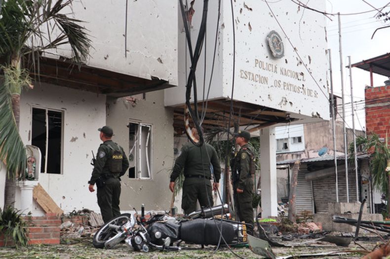 La policía inspecciona una comisaría dañada tras la explosión de un coche bomba en Los Patios, Colombia, el martes 1 de septiembre de 2026. (AP Foto/Mario Caicedo)