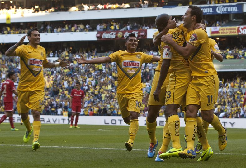 El colombiano Aquivaldo Mosquera, del Am&eacute;rica de M&eacute;xico, segundo desde la derecha, celebra con sus compa&ntilde;eros luego de anotar ante el Toluca durante la semifinal del f&uacute;tbol mexicano, el domingo 8 de diciembre de 2013, en Ciudad