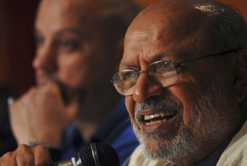 El cineasta indio Shyam Benegal (d) en una conferencia en Hyderabad, India, el 18 de febrero del 2008. (AP foto/Mahesh Kumar A)