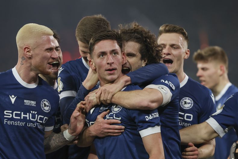 Marius Woerl (centro), del Bielefeld, festeja su gol ante el Werder Bremen, en un partido de la Copa de Alemania, realizado el martes 25 de febrero de 2025 (Friso Gentsch/dpa via AP)