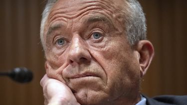 El secretario de Salud y Servicios Humanos, Robert F. Kennedy Jr., comparece ante la Comisión de Finanzas del Senado, en el Capitolio, en Washington, el jueves 4 de septiembre de 2025. (AP Foto/Mark Schiefelbein)
