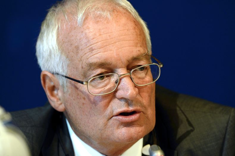 El jefe del comit&eacute; de &eacute;tica de la FIFA, Joachim Eckert, habla en una conferencia de prensa el 27 de julio de 2012 en Zurich. (AP Photo/Keystone, Walter Bieri,File)