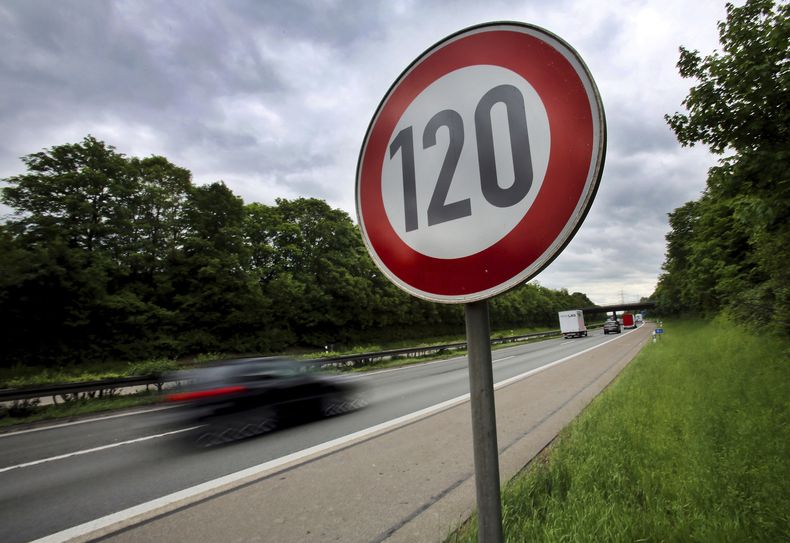 Un letrero que indica el límite de velocidad de 120 km/h (75 mph) en la carretera A59 cerca de Troisdorf, Alemania, el 15 de mayo del 2013. (Oliver Berg/dpa via AP)